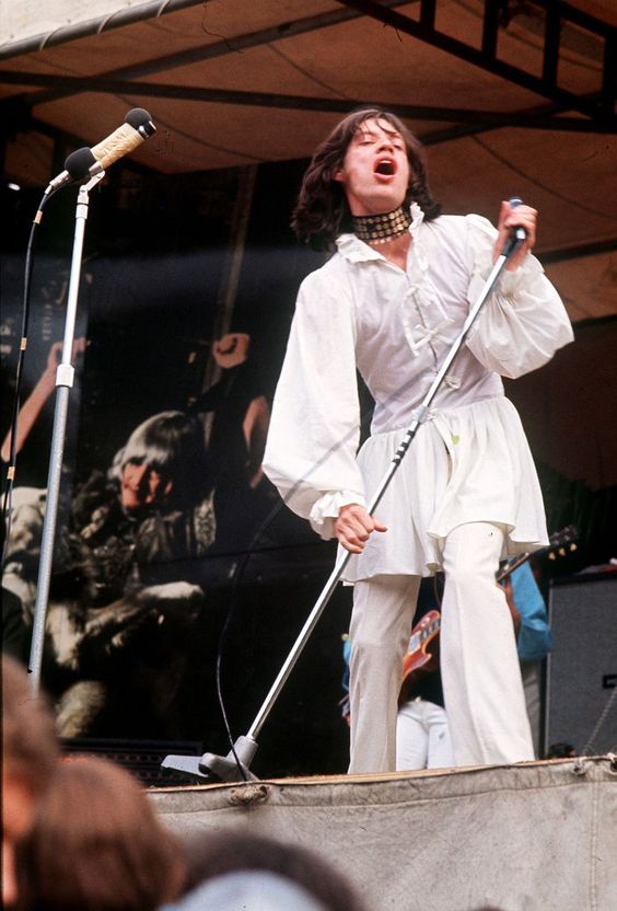 Mick-Jagger-Hyde-Park-5 de julio de 1969 Mr Fish dress